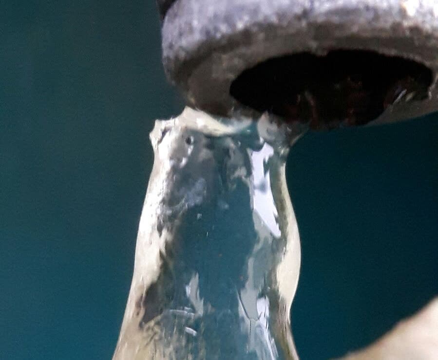 Wasser läuft aus einem Wasserhahn